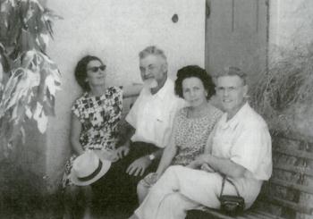 עם אשתו חנה וחברים (מישה ולוסי סחר)