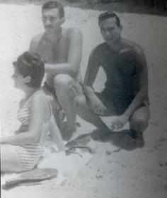 שזוף על חוף הים בהרצליה, עם שרוליק ושרה דרנוב