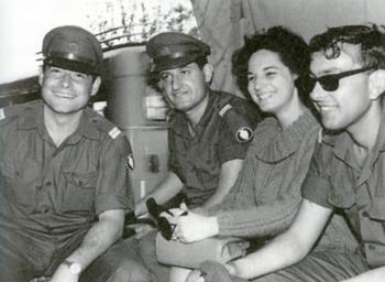 יוסי, חוה שפירא, יהודה דנון ויונה מאני - קורס קציני רפואה, תל השומר, יוני 1967