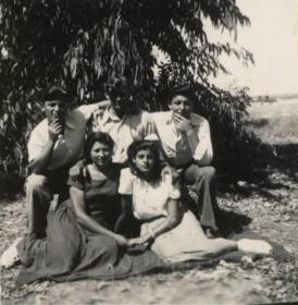 אברהם (משמאל) עם חברים